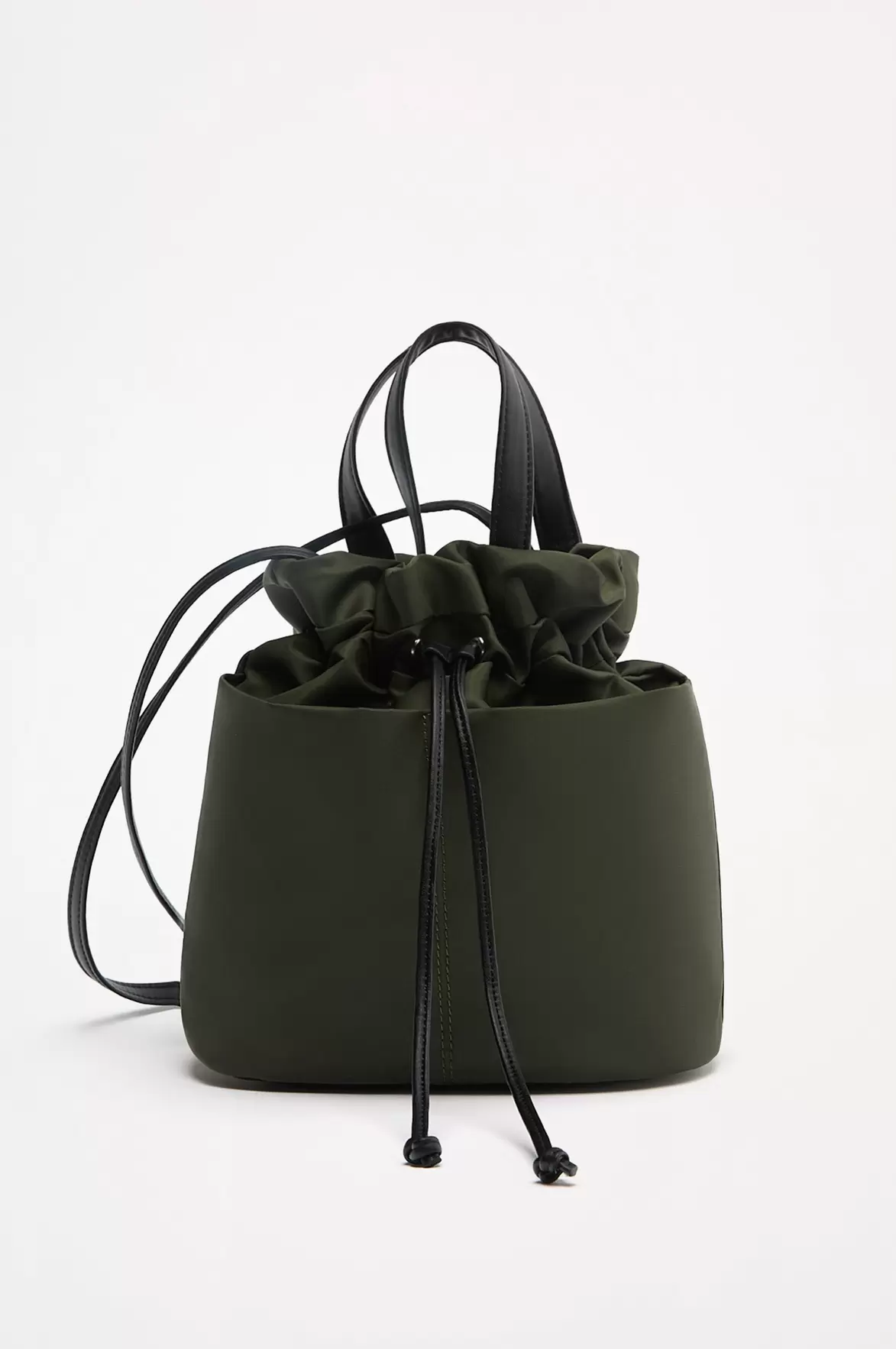 Nylon Bucket Bag offre à 199 Dh sur Lefties