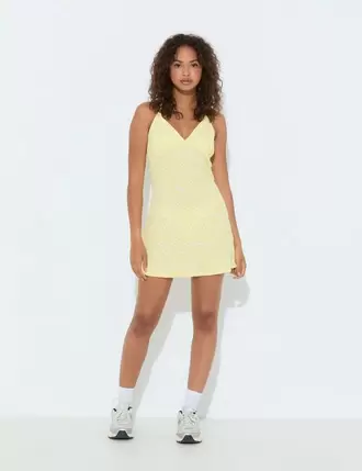 Robe courte jaune à motif offre à 19,99 Dh sur Jennyfer